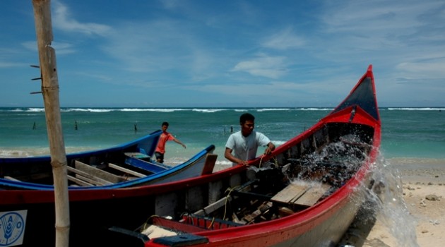Nelayan tradisional bersiap melaut (kiara.or.id)