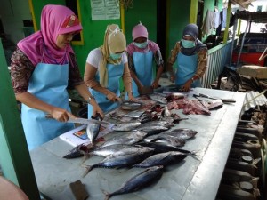 Pelatihan pengolahan ikan bagi nelayan tradisional (puslat.kkp.go.id)
