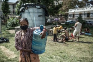 Warga Nepal mengambil air bersih dari tempat penamungan air bersih (Dok. Oxfam.org)