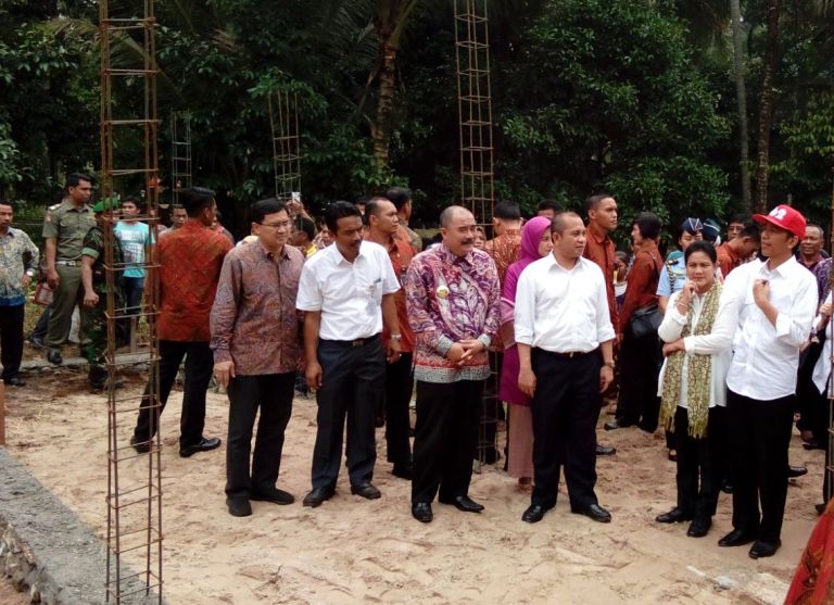 Presiden Joko Widodo dalam kunjungan kerja ke Sumatera Barat. Jokowi meminta dana desa bisa menggerakkan ekonomi desa (dok. setkab.go.id)