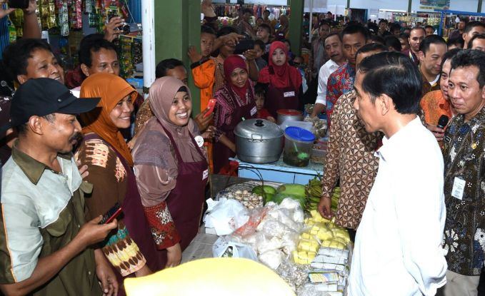 Presiden Joko Widodo meninjau harga-harga pangan pokok di pasar tradisional (dok. presidenri.go.id)