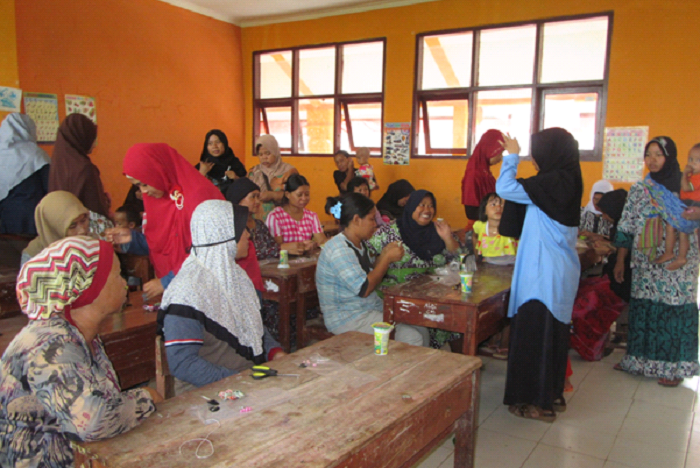 caption: Ibu-ibu desa Kalensari, serius memperhatikan pengarahan dari Sri Astuti (23) mahasisawa Kuliah Kerja Nyata (KKN) Universitas Wiralodra, Indramayu yang memberikan pelatihan membuat kerajinan dari limbah, di ruang Sekolah Dasar Negeri (SDN) 1 Kalensari, Kecamatan Widasari, Indramayu Jawa Barat (Abu Zaed Al Ansori)