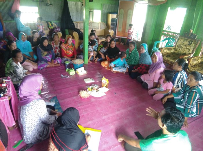 Masyarakat Dusun Kekean, Desa Tamarupa, Pangkep, Sulsel, berkumpul di rumah Ibu Syarifah siap melakukan pelatihan pengolahan rumput laut (dok. villagerspost.com/uppy supriyadi
